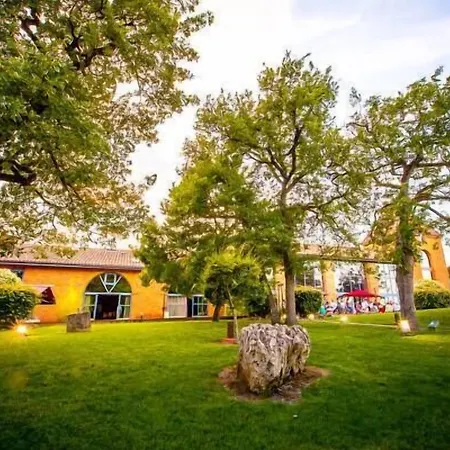 Les Ecuries De La Tour Hotel 3*