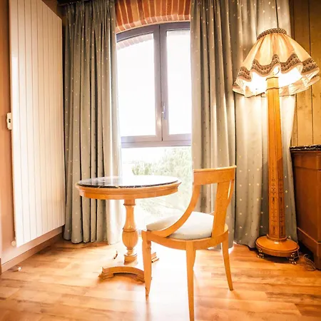 Les Ecuries De La Tour Hotel 3*