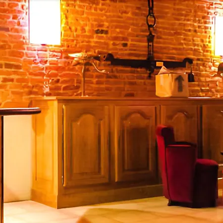 Otel Les Ecuries De La Tour 3*