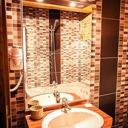 Les Ecuries De La Tour Hotel