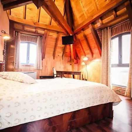 Otel Les Ecuries De La Tour 3*