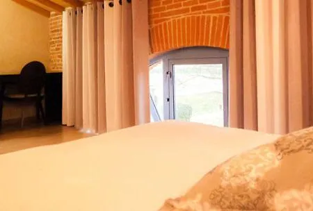 Les Ecuries De La Tour