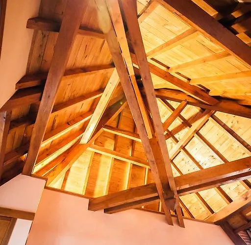 Les Ecuries De La Tour